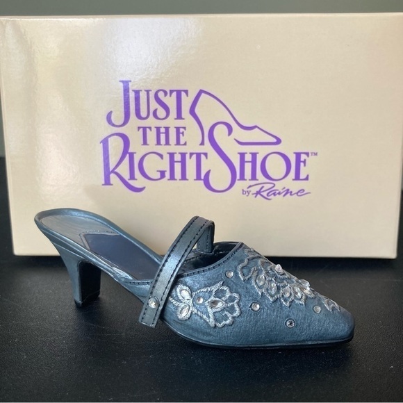 Raine Just the Right Shoe | Shimmering Night Vintage Figurine - Picture 1 of 4